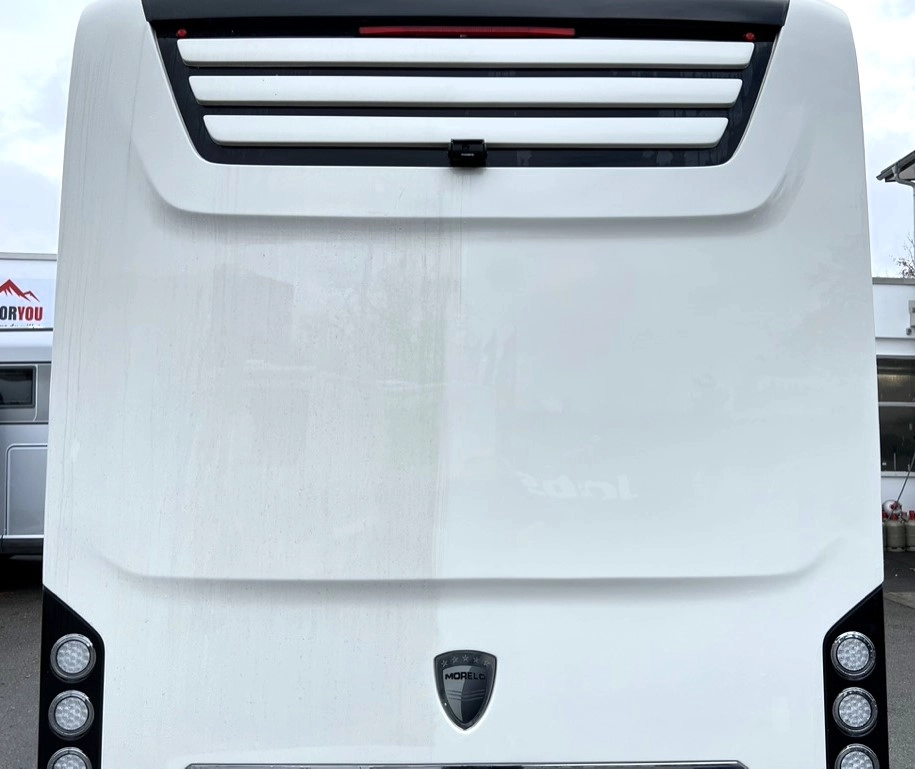 Heck eines Wohnmobils mit versiegelter Fläche rechts und unbehandelter Fläche links - Camperforyou Keramikversiegelung