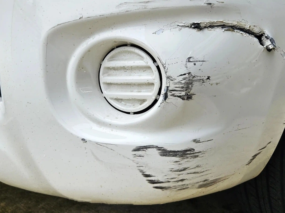 Beschädigte Frontstoßstange - Camperforyou Spot Repair